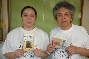 どこを食べてもワカサギの味　十和田湖産を使ったせんべい新発売