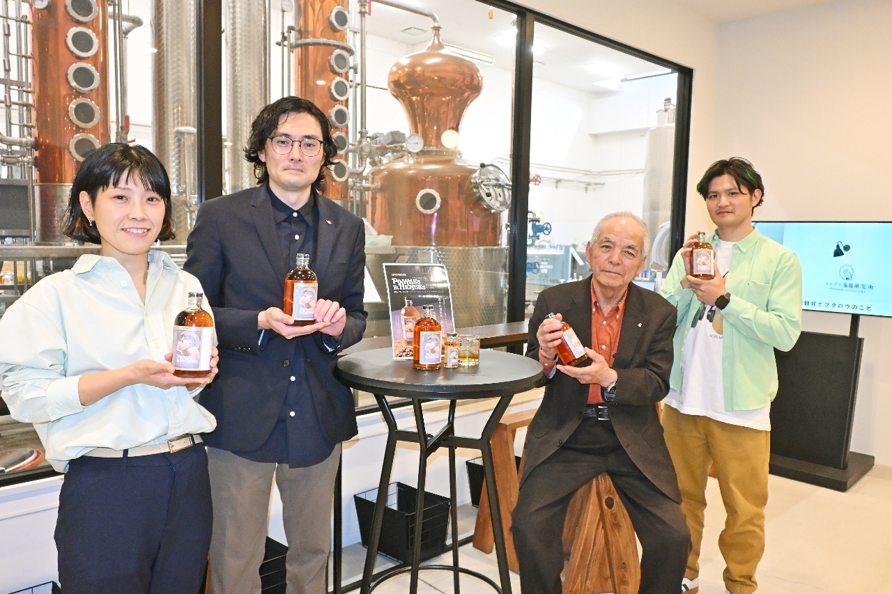 おいらせ町産のハーブを使ったリキュールを紹介する関係者=15日、五所川原市