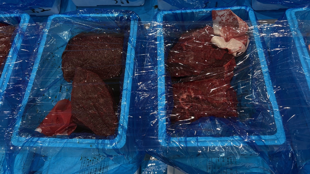 販売されたミンククジラの生肉＝１６日、八戸市