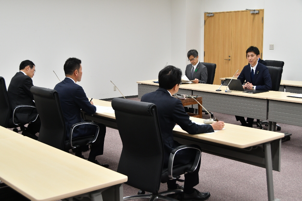 中間貯蔵施設の関係者と今後の対応を確認する山本知也市長（奥右）＝１６日、むつ市役所