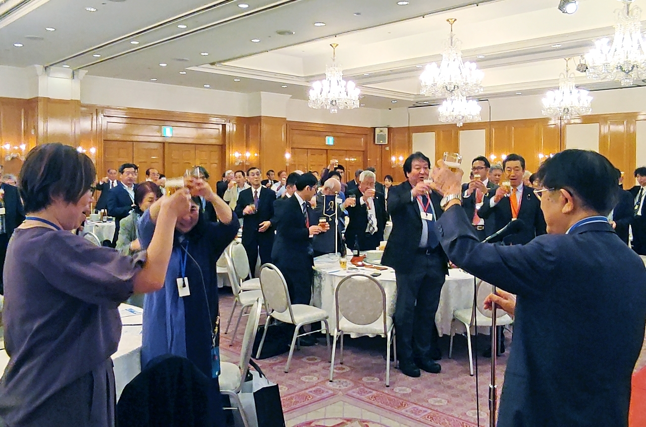 乾杯で開催を祝う出席者