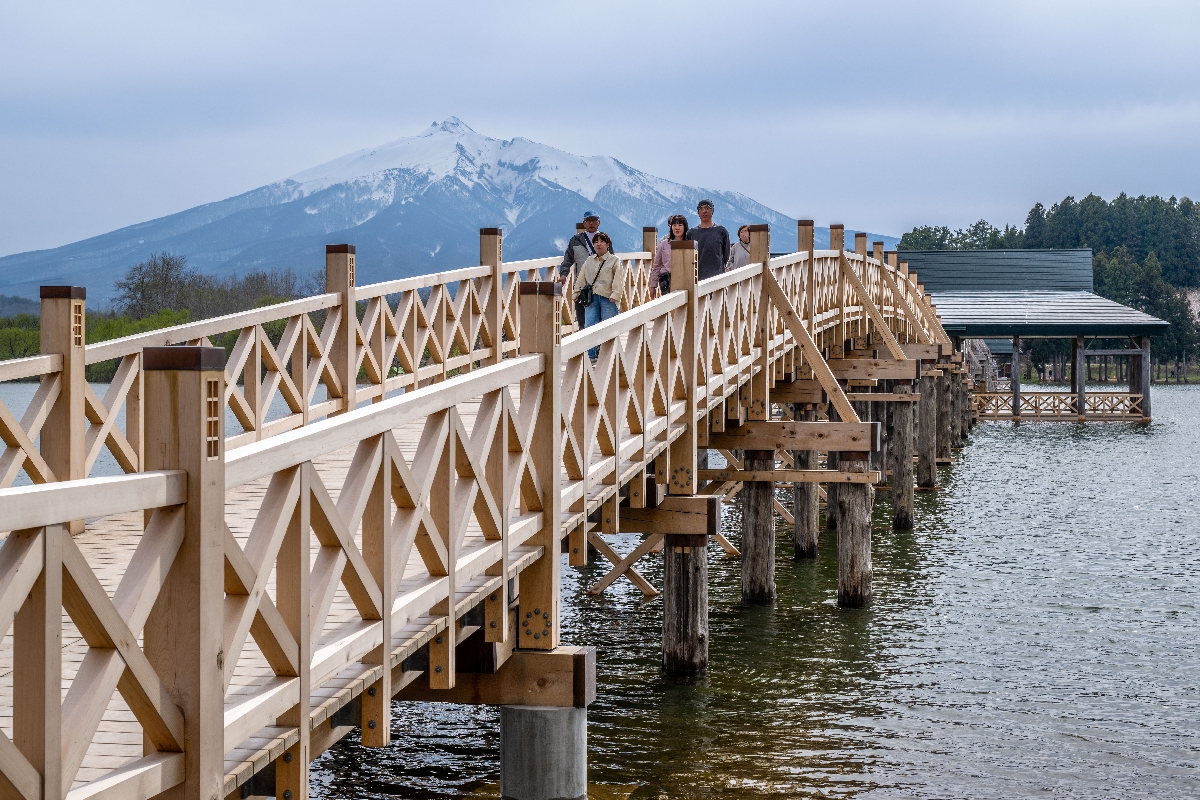 大規模改修が終わり、通年通行が可能となった「鶴の舞橋」。観光客らは橋上から津軽の絶景を満喫した=17日、鶴田町