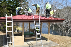「心を込めて」きれいに 早掛沼公園のあずまやとベンチ むつ市内の塗装業者がボランティア