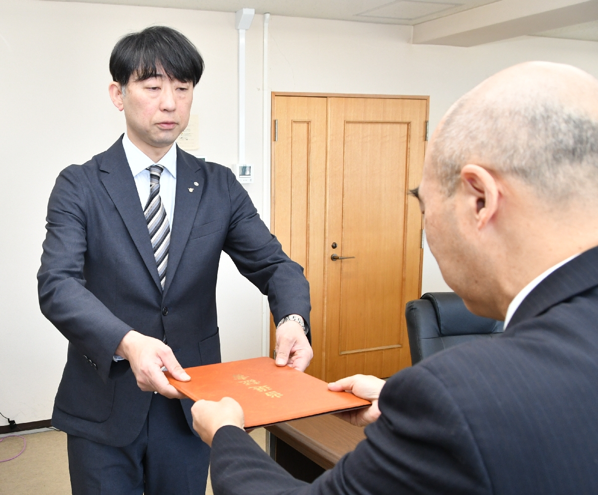当選証書を受け取る太田直樹氏(左)=17日、佐井村役場