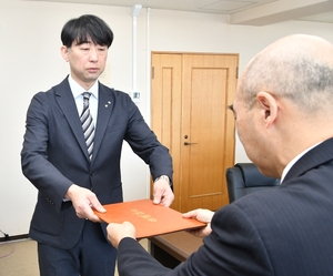 太田氏に当選証書/佐井村長選