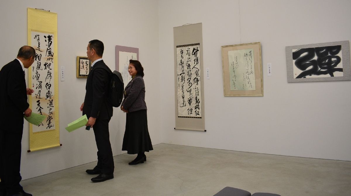 題材や用紙、墨など会員のこだわりが詰まった作品が並ぶ会場