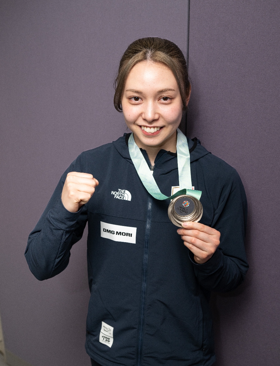 アジア選手権女子ボルダーで獲得した銀メダルを手にする関川愛音