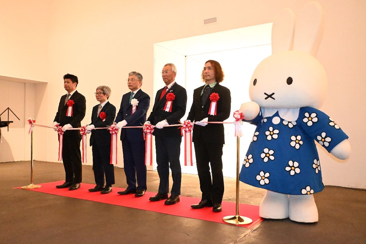 テープカットで企画展の開幕を祝う関係者=17日、青森県立美術館