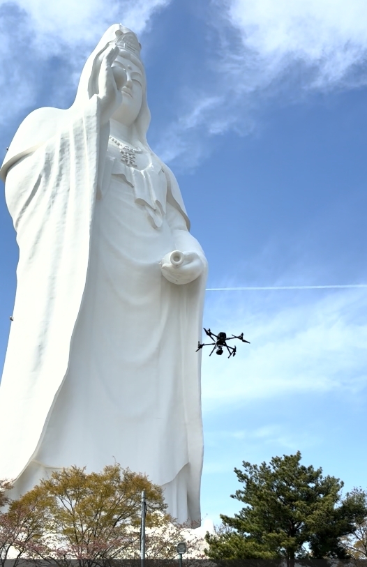 仙台大観音を点検するドローン＝１７日、仙台市（三沢警備保障提供）