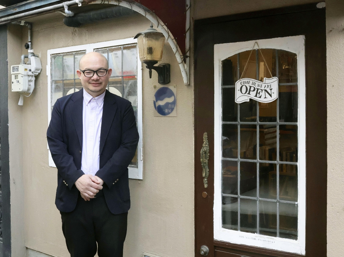 　書店「一冊屋」を営む渡辺大輔さん＝３月、山形市