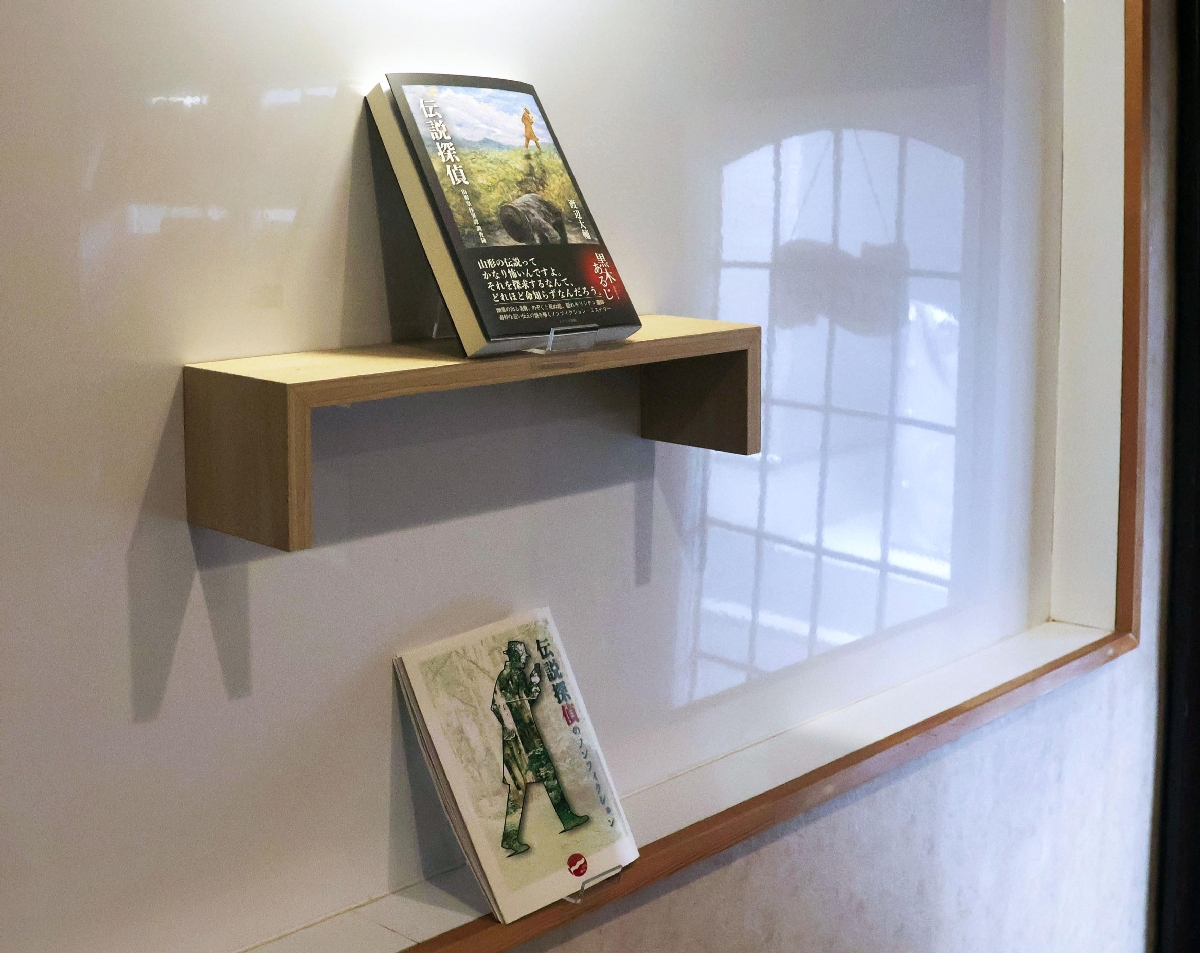 書店「一冊屋」の店内=3月、山形市