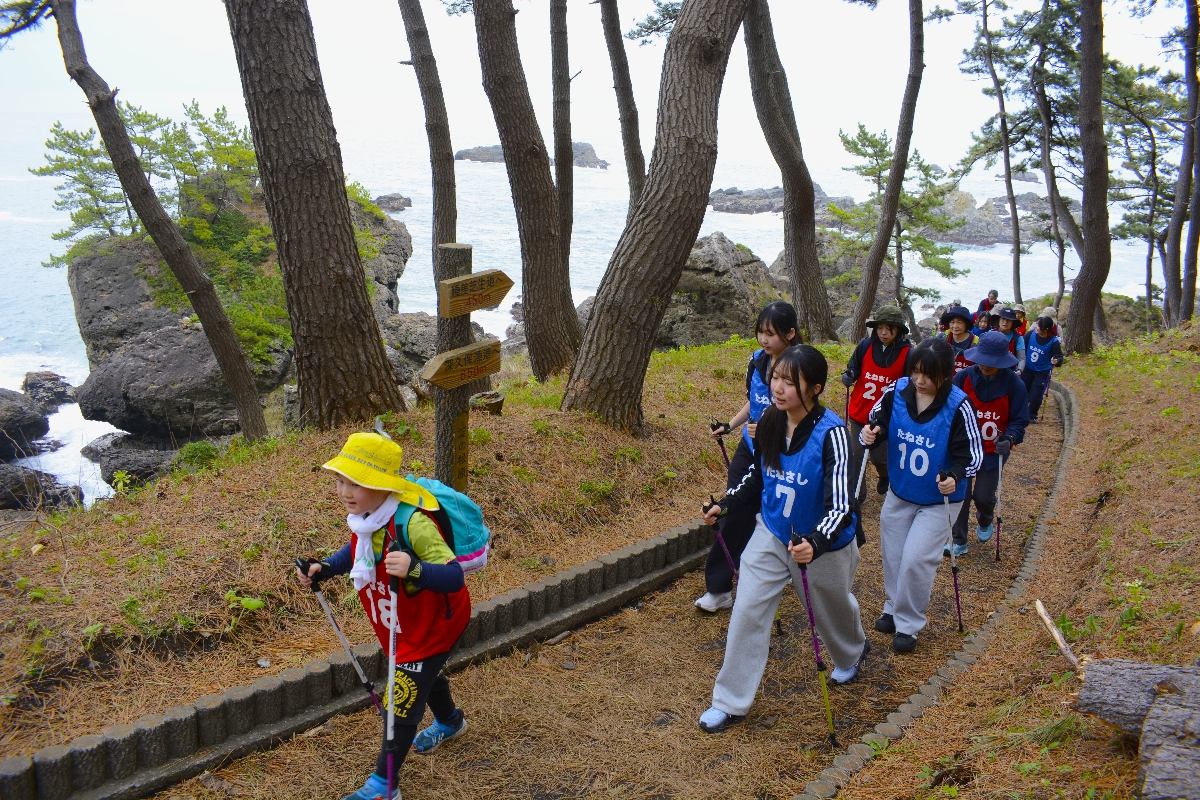 みちのく潮風トレイルを散策する参加者