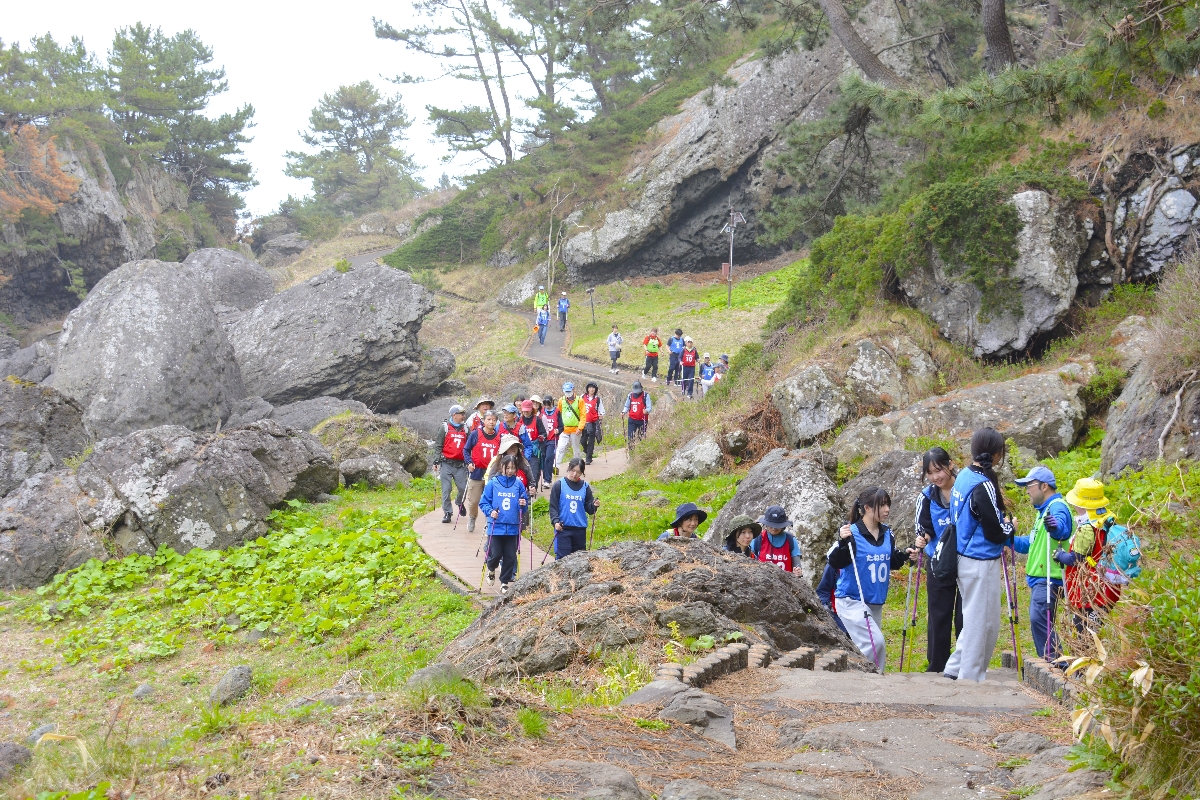みちのく潮風トレイルを散策する参加者