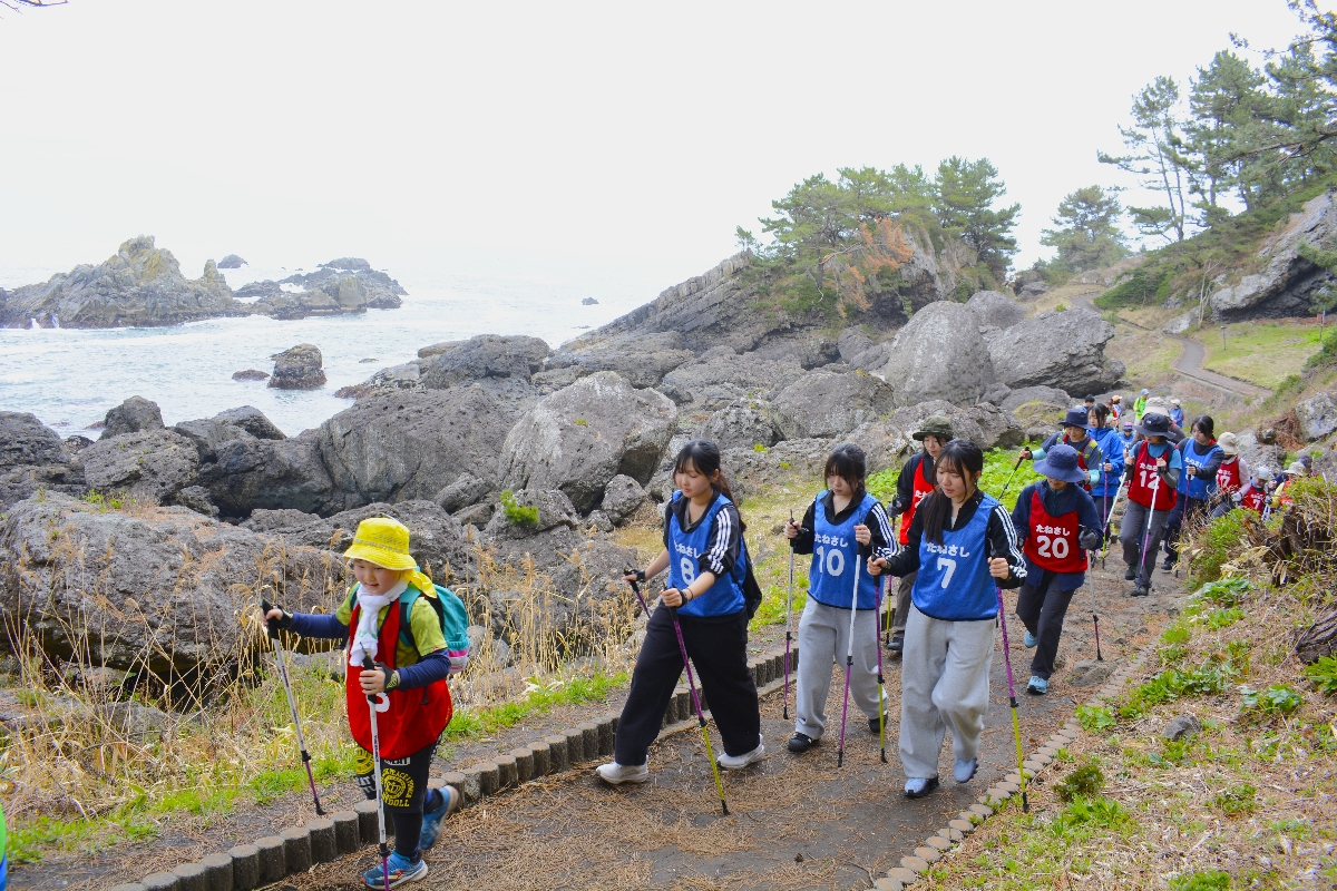 みちのく潮風トレイルを散策する参加者＝１８日、八戸市