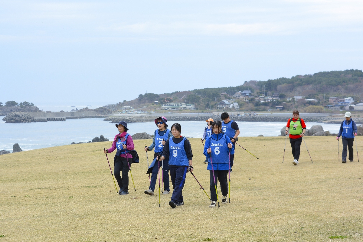 みちのく潮風トレイルを散策する参加者