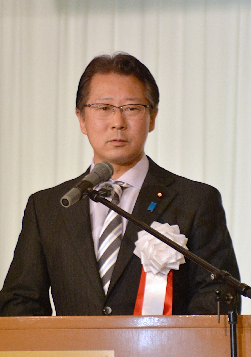 パーティーであいさつする神田潤一衆院議員＝１８日、八戸プラザアーバンホール