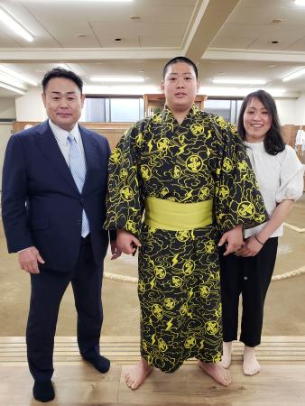 雷部屋への入門を発表した垣添玄空。左は父で師匠の雷親方。右は母の栄美さん=19日、東京都墨田区の雷部屋
