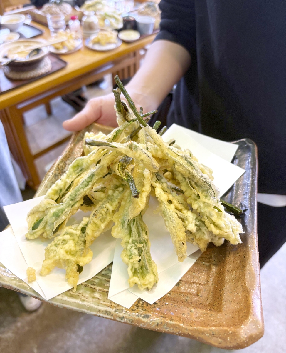 「千両」の季節限定メニュー、レモンの新芽の天ぷら=東京都八丈町