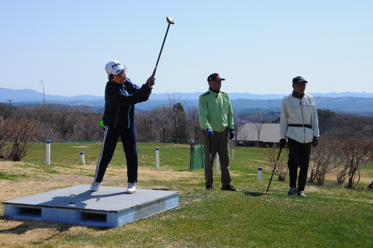 眺望の良いコースでプレーを楽しむ愛好者