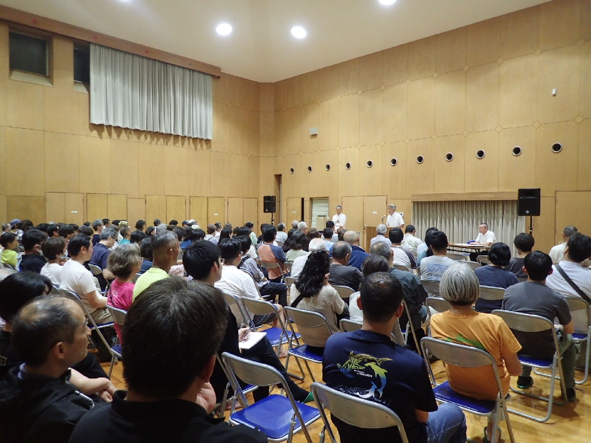 東京都小笠原村で開かれた、南鳥島での高レベル放射性廃棄物処分地調査に関する説明会。村は他の自治体への調査申し入れも求めており、処分地選定の先行きは不透明だ（同村提供）