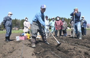 青空の下 農作業に汗/八戸市民農園開園