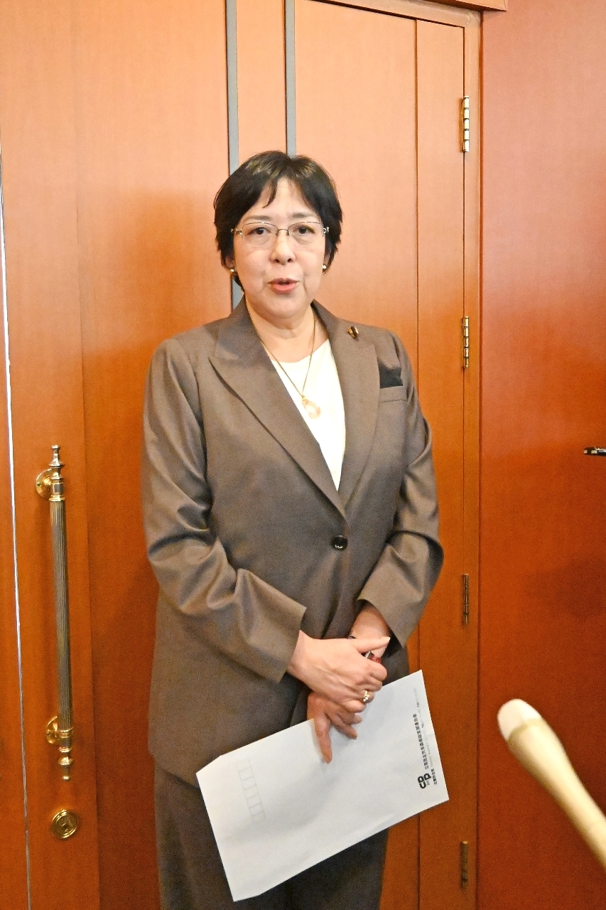 報道陣の質問に答える田名部匡代代表＝１９日、青森市