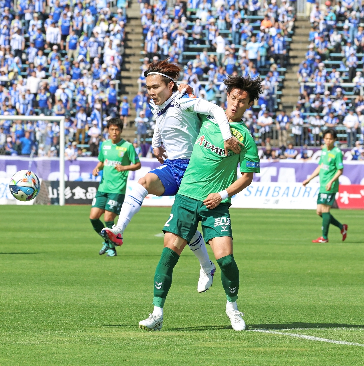 【モンテディオ山形―ヴァンラーレ八戸】前半、守備で競り合うヴァンラーレDF平松航(右)=NDソフトスタジアム山形