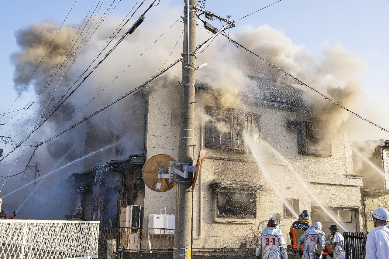 住宅全焼、焼け跡から１遺体　火元住人の娘と連絡取れず／八戸