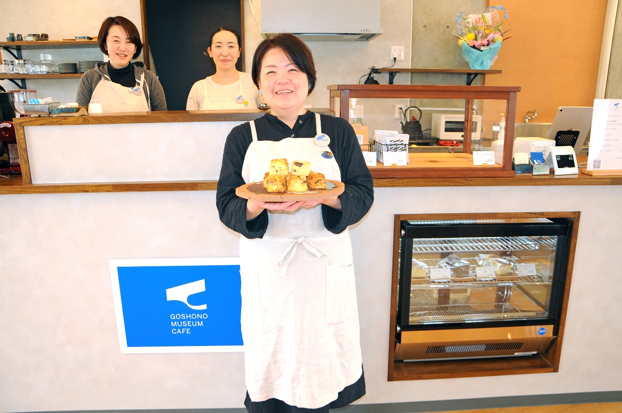 御所野縄文博物館２階にオープンしたミュージアムカフェで、商品のスコーンをＰＲする荒内雅美さん（手前）