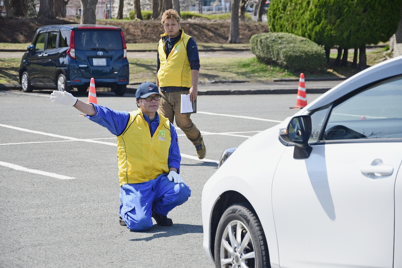 車両の点検を行う会員
