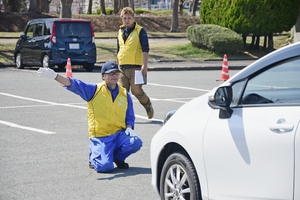 日常の車両確認忘れずに 通行中の自動車対象に街頭点検/県自動車整備八戸協議会