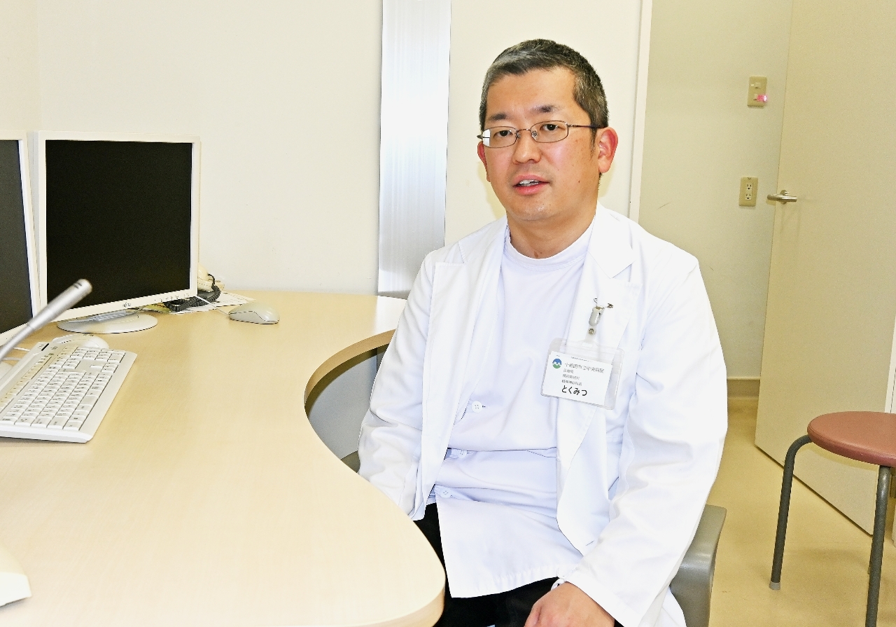 研究結果を踏まえ「女性の視点が男性を助ける糸口になる」と語る徳満敬大医師=15日、十和田市立中央病院