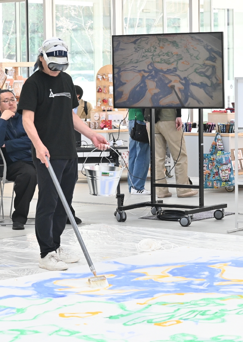 会場では日比野さんが見ている風景も映し出され、来場者が興味深く見入った