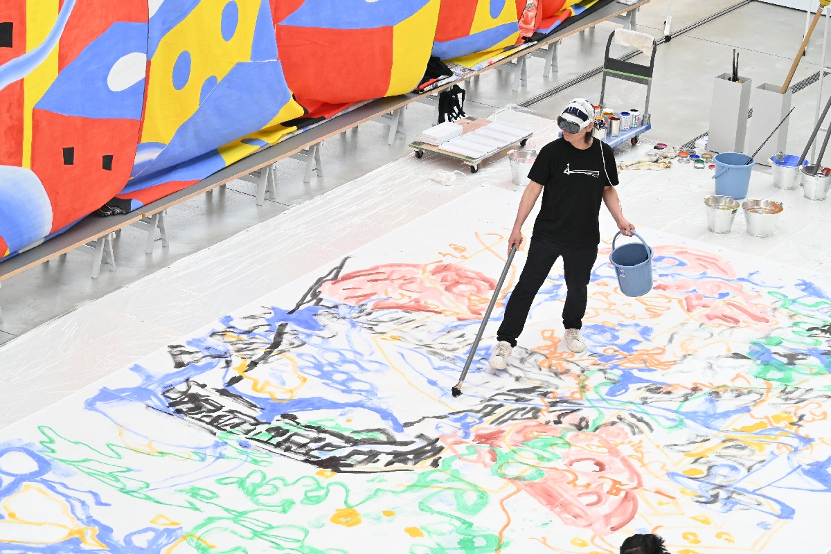 VRゴーグルを装着して作品を作り上げていく日比野克彦さん