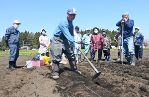 青空の下、畑仕事に汗　八戸・市民農園がスタート
