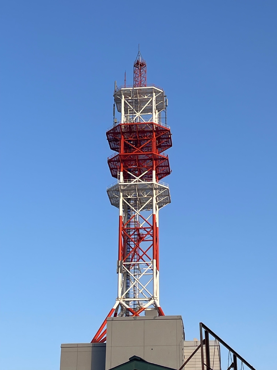 ＮＴＴ青森八戸ビルの鉄塔＝２０日午後５時半ごろ