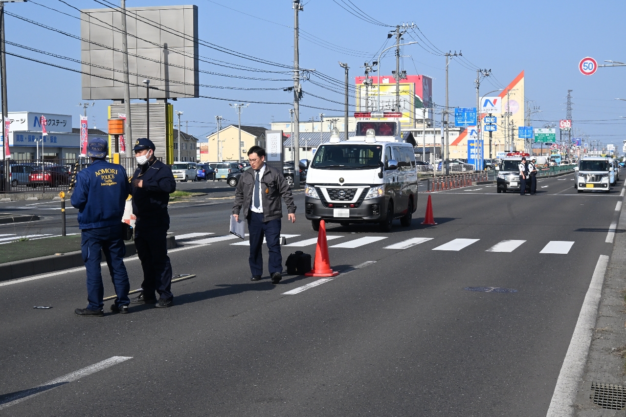 女性1人が死亡した事故現場=20日午後3時半ごろ、八戸市長苗代