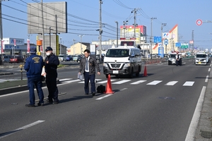 横断中の女性はねられ死亡/八戸