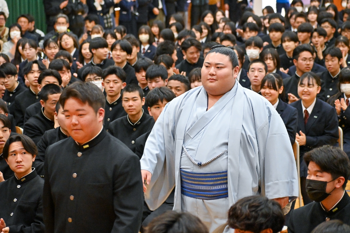 母校・三農恵拓高の生徒に祝福の拍手で迎えられる大花竜(中央)=20日、十和田市