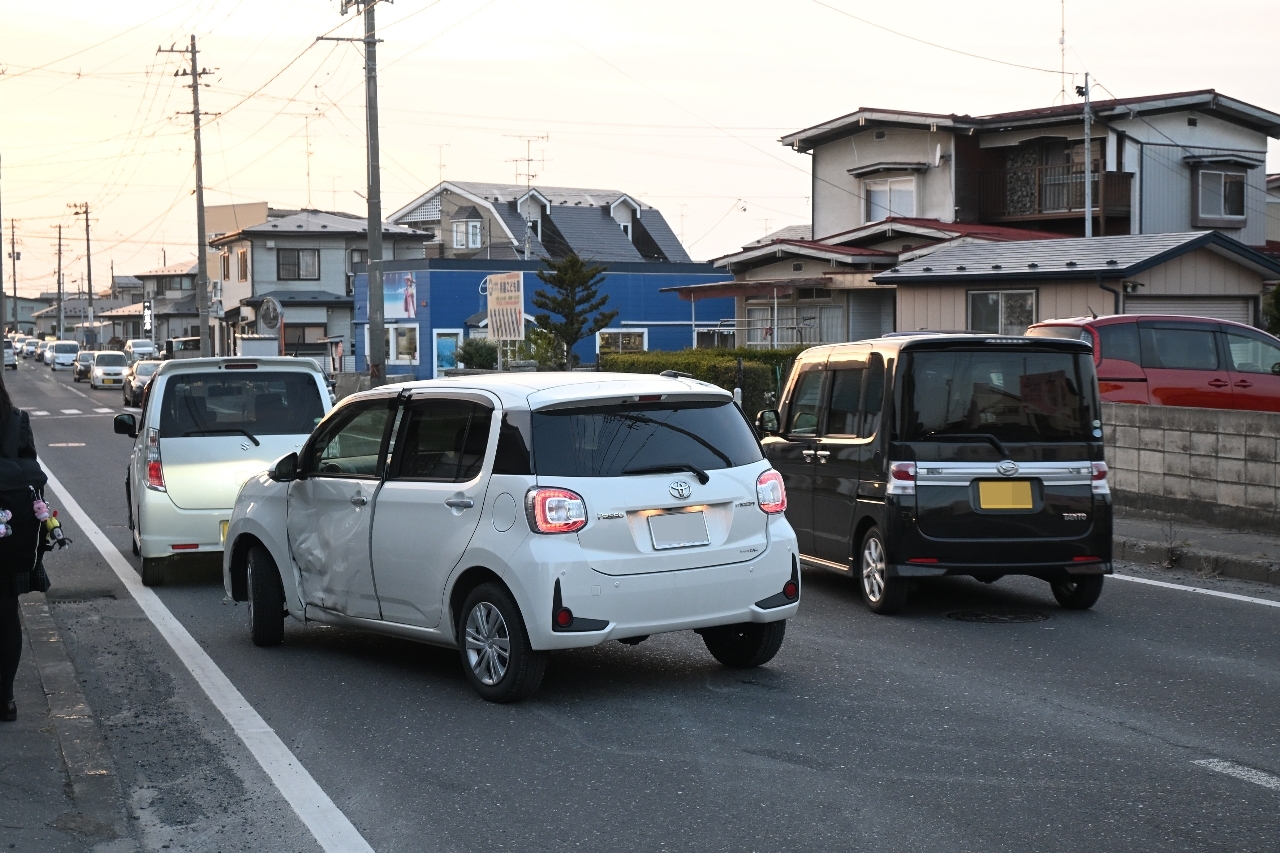 津波警報発令中に交通事故が重なり、渋滞する道路＝２０日午後６時ごろ、八戸市白銀町