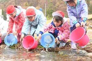 「大きくなって帰ってきてね」 野田小2年生がサケ稚魚放流