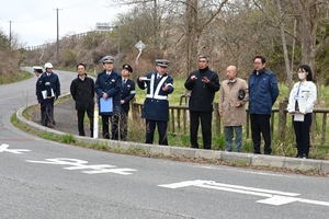 再発防止へ意見交換　十和田署が六戸の町道事故現場で現場診断