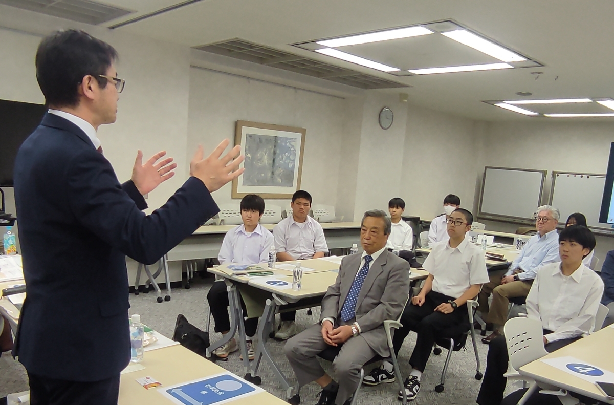 郷土の大先輩の話に耳を傾ける生徒ら