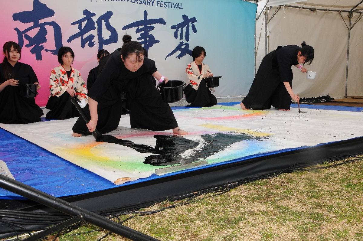 書道パフォーマンスを繰り広げる福岡高生
