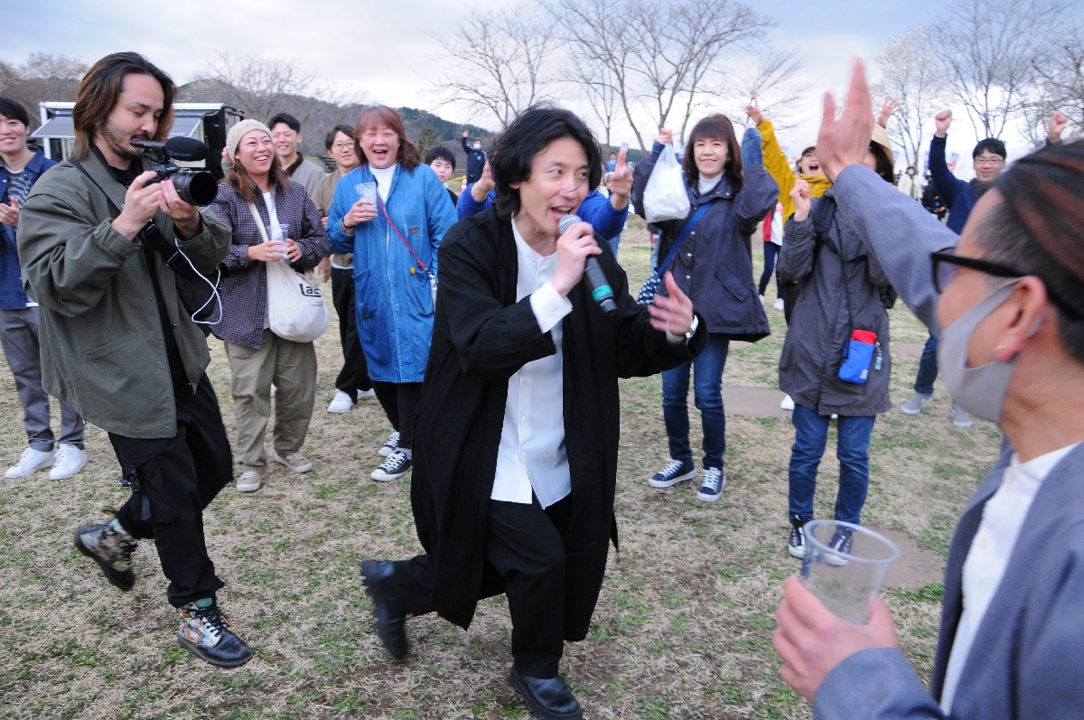 ステージを降り、会場を駆け回りながら歌う佐藤和夫さん(中央)