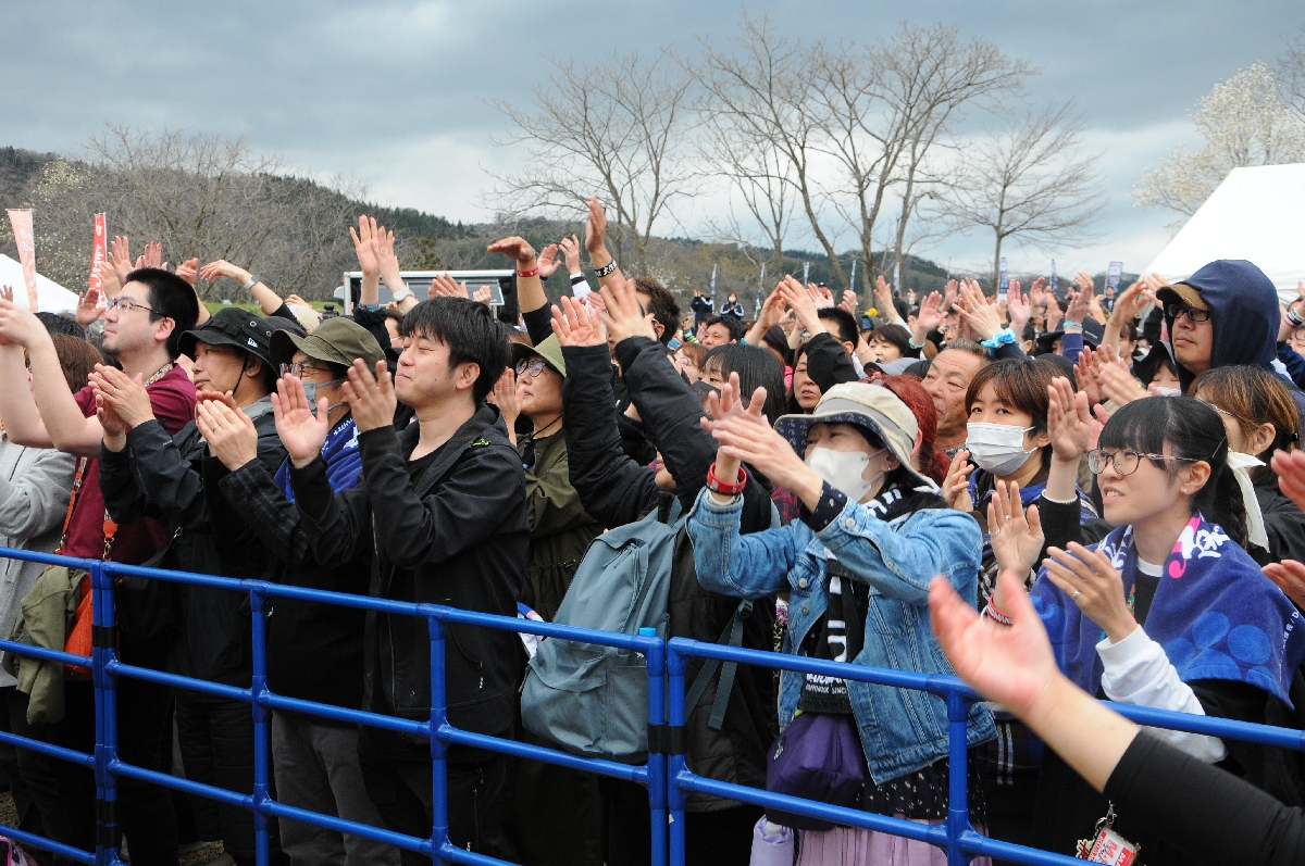 サトウマンションのステージで盛り上がる聴衆