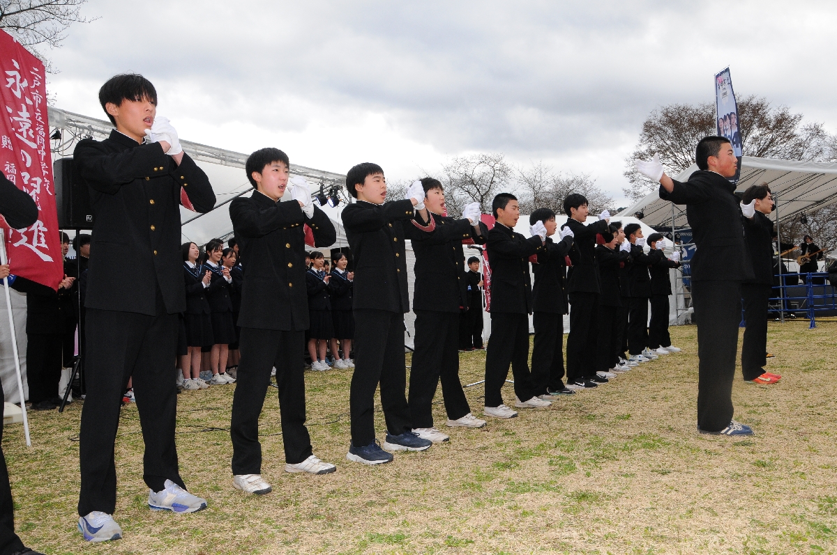 「先輩」のサトウマンションへ向け、応援を披露する福岡中生