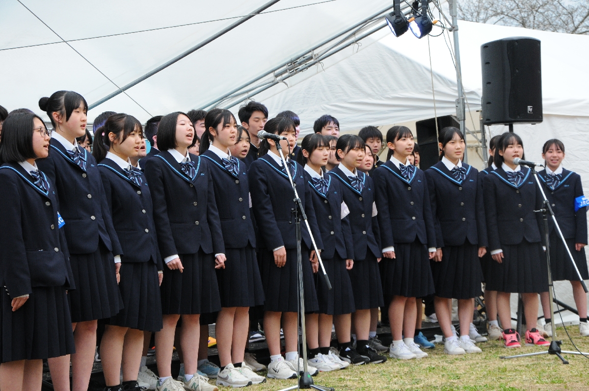 合唱を披露する福岡中生