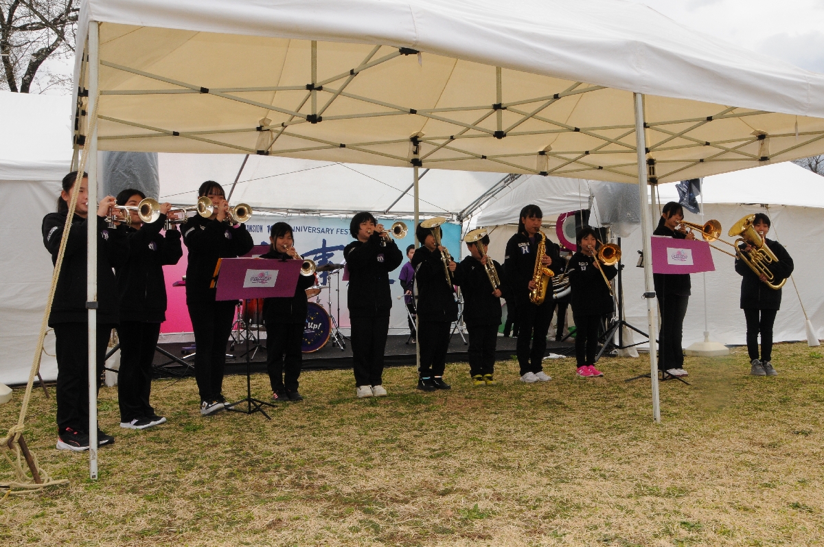 「にのへJr.マーチングバンド」の演奏