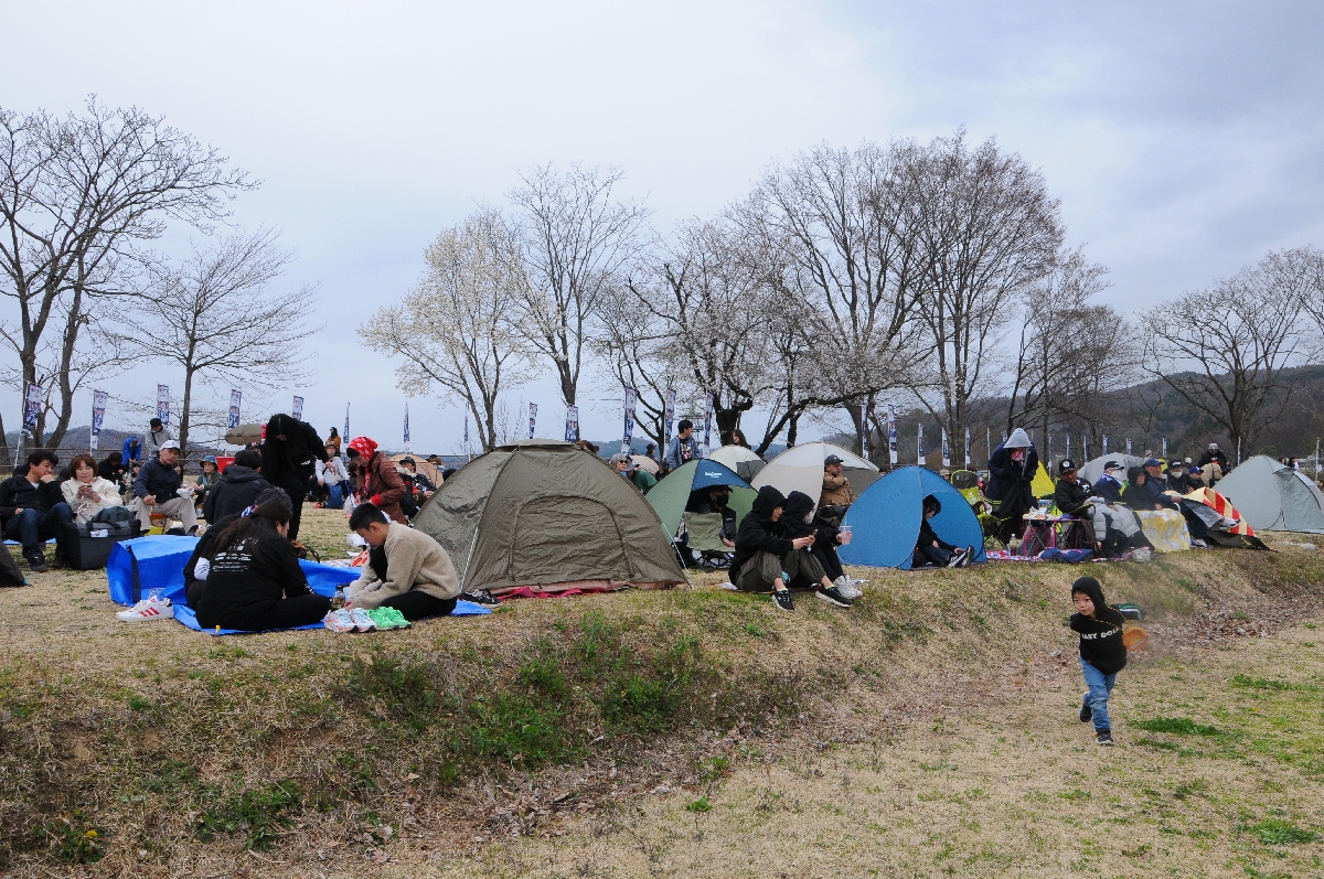 テントやレジャーシートを広げてくつろぐ来場者